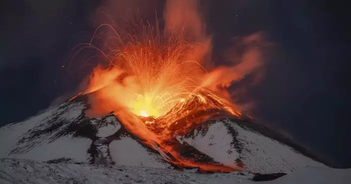 意大利火山爆發 遊客罔顧安全在熔岩燒香腸泡咖啡