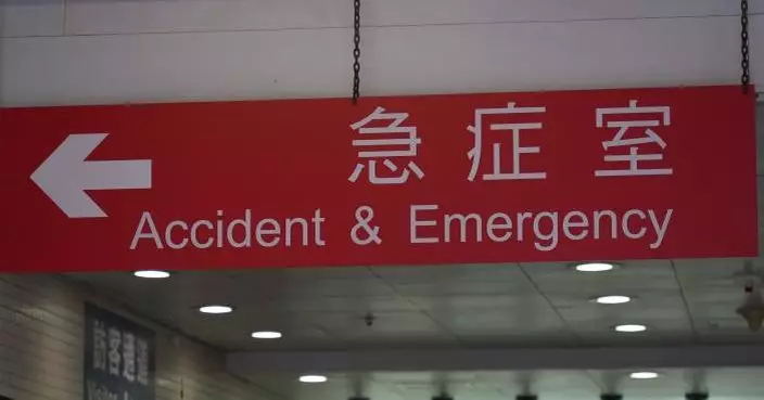 大角咀輕型貨車撞路邊等錶位私家車再掃欄 54歲司機留院半日後不治
