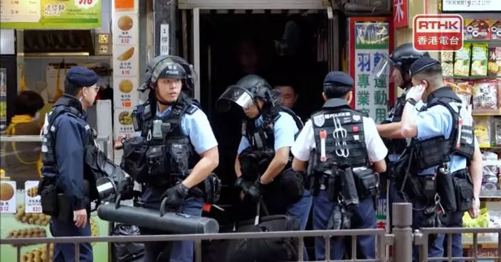 警員持爆破工具及盾牌到旺角建興大廈搜查　據了解涉及火炭謀殺案