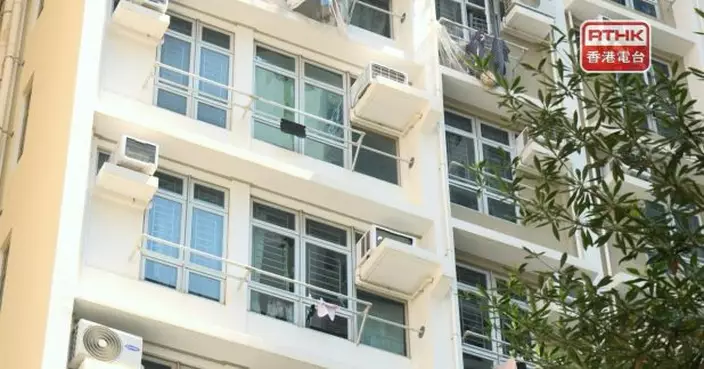 兩兒童一度危坐皇后山邨一大廈低層單位外窗台　父母其後被捕