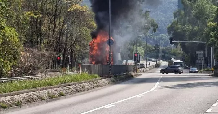 雙層巴士大埔行駛途中車尾起火冒濃煙　消防救熄無人受傷