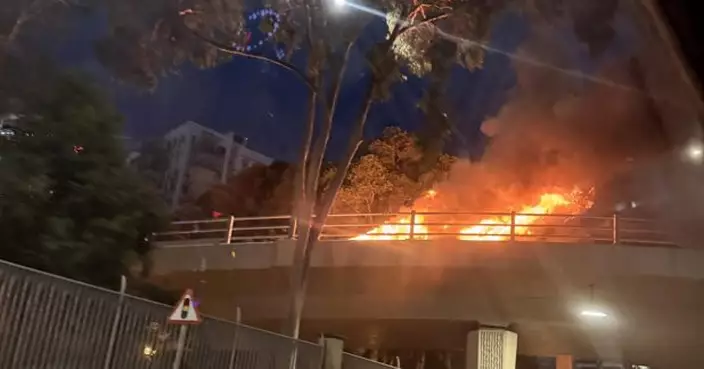 私家車告士打道天橋起火　消防到場救熄無人受傷