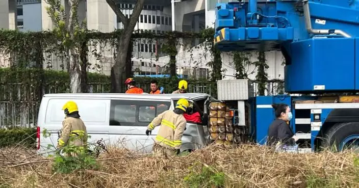 青衣早上發生交通意外　輕型貨車司機一度被困