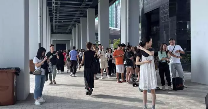 啟德主場館下午起不少持票人士陸續到場排隊等候入場