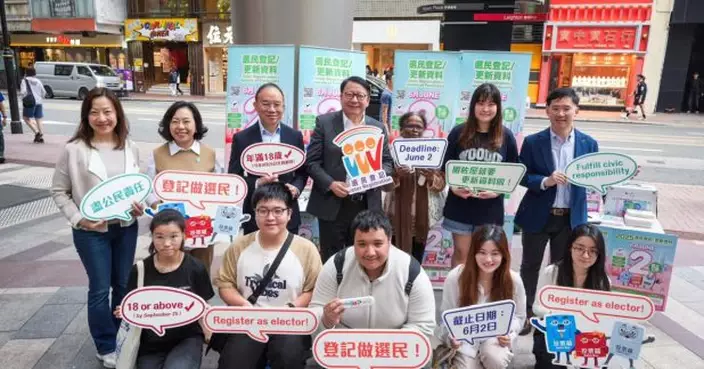 陳國基到銅鑼灣呼籲登記做選民　曾國衞麥美娟向登記人士派紀念品