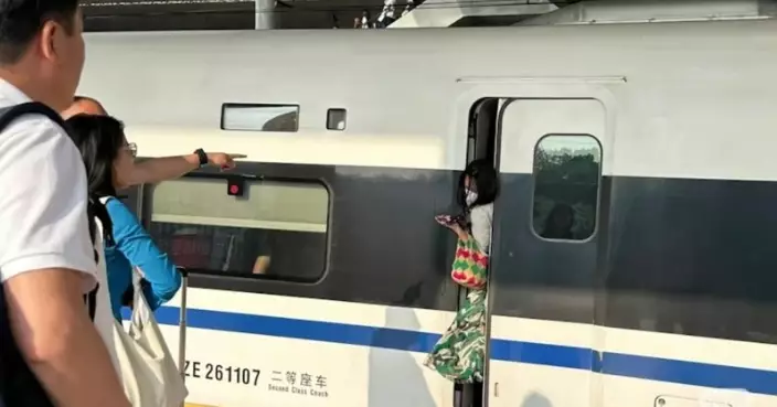 湖南高鐵女乘客臨開車始知上錯車 夾硬「肉身擋門」衝落車遭夾動彈不得