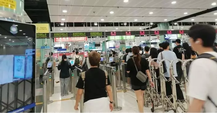 截至晚上9時88.4萬人次出入境 內地旅客入境佔21.3萬