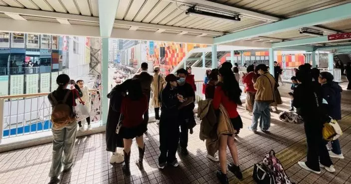五一黃金周即將結束 內地旅客到旺角行人天橋等熱點「打卡」