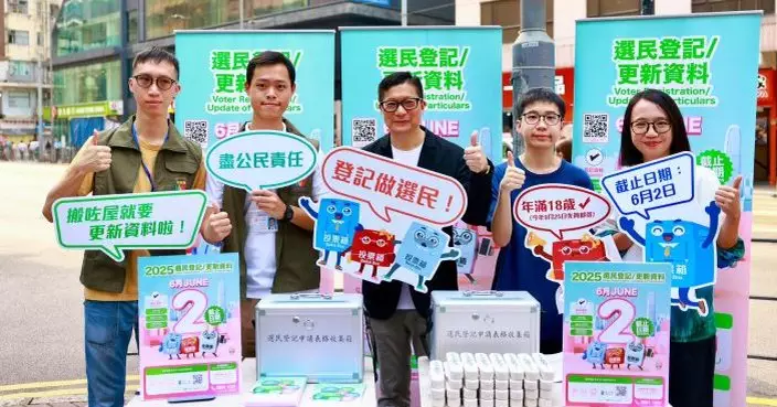鄧炳強身體力行到灣仔街頭 呼籲街坊齊做「行動派」登記做選民