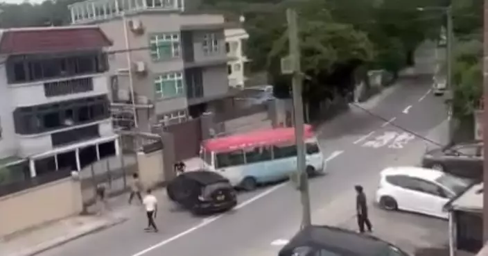 元朗紅Van遭截停後多次撞向私家車後逃去 警方追緝小巴司機