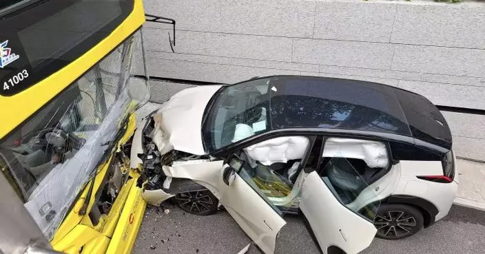 淺水灣道私家車越線迎頭撼城巴 兩司機受傷送院