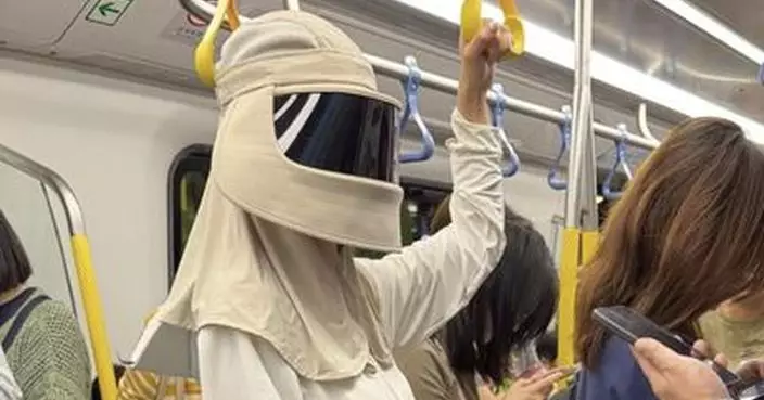 奇女子全身遮光搭地鐵引熱議 網笑:帝國白兵少婦軍?