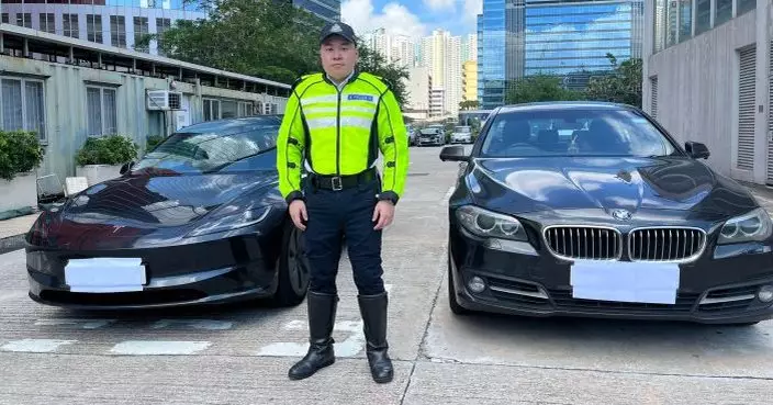 警西九龍放蛇打擊「白牌車」 扣查兩輛私家車拘兩男司機