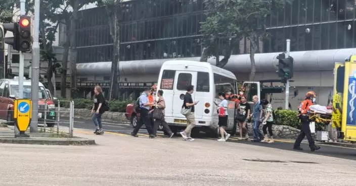 紅磡的士校巴相撞  兩司機送院一學童輕傷