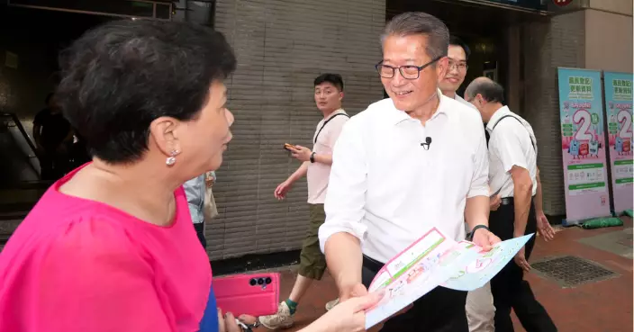 陳茂波到炮台山派傳單 籲巿民登記做選民