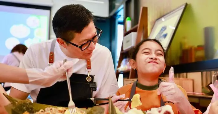 鄧炳強同「亮志計劃」非華語小朋友參觀大坑火龍文化館 一齊包糉播中華文化之種