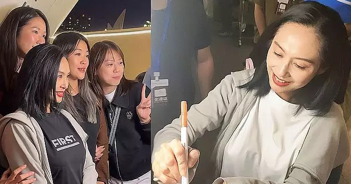 53歲朱茵長沙現身舞台劇親民寵粉 顏值凍齡獲網民激讚