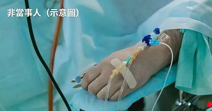 超人婆婆?俄八旬婦自六樓墜落砸凹車頂 奇蹟生還揮手求救