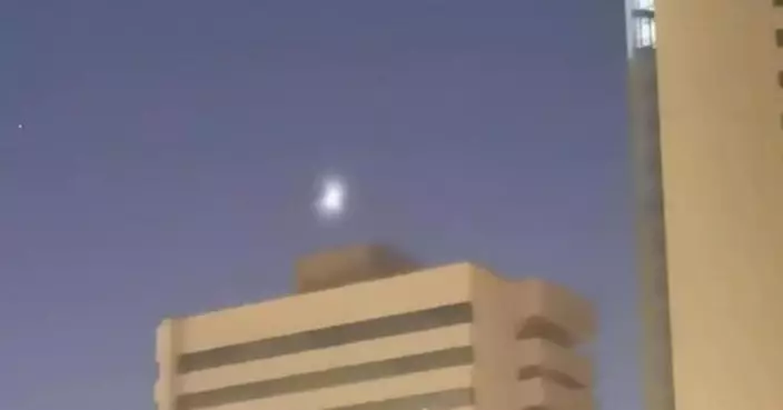 新疆夜空驚現「雙扇UFO」!幾秒內加速消失 氣象局:非氣象衛星