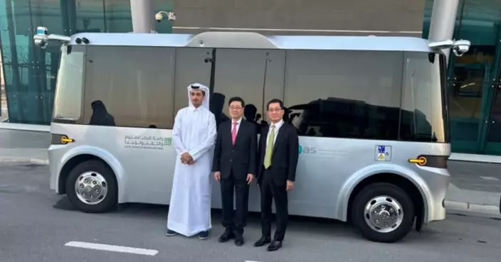 特首中東行｜李家超在多哈機場了解自動駕駛車輛試驗計劃運作