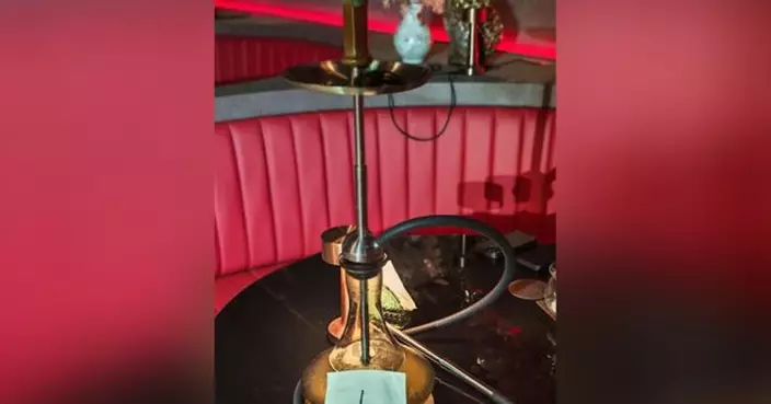 控煙酒辦巡查酒吧向非法吸食水煙人士發出罰款通知書