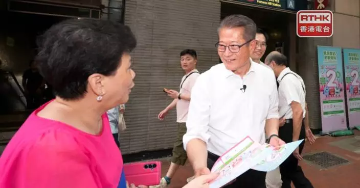 陳茂波到政府街站呼籲巿民登記做選民