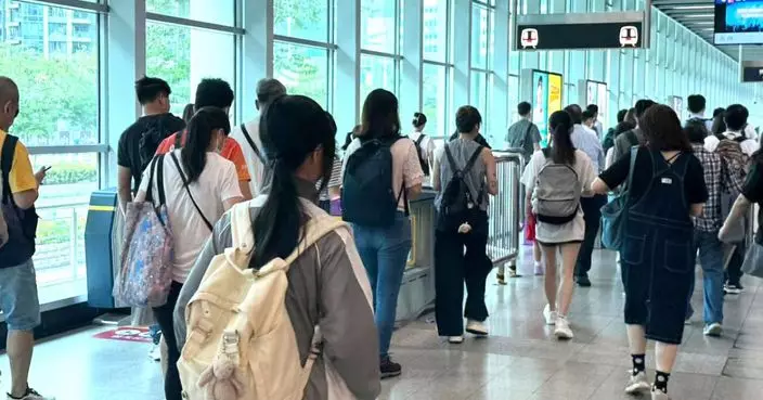 港鐵早上列車服務正常 將軍澳站有乘客擔心突發情況提早出門
