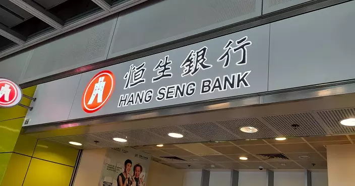 沙田第一城恒生銀行遭獨行賊持刀劫走37萬　女職員頸傷送院疑兇在逃