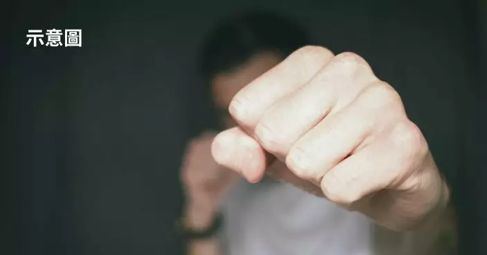 現實版搶劫風雲！法小鎮通訊店遭劫 商戶手無寸鐵硬擋劫匪成英雄