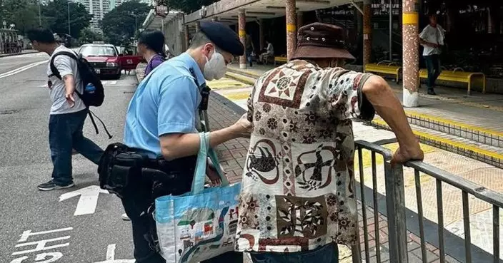 牛頭角老翁精神恍惚徘徊街頭 東九龍衝鋒隊員協助護送回家