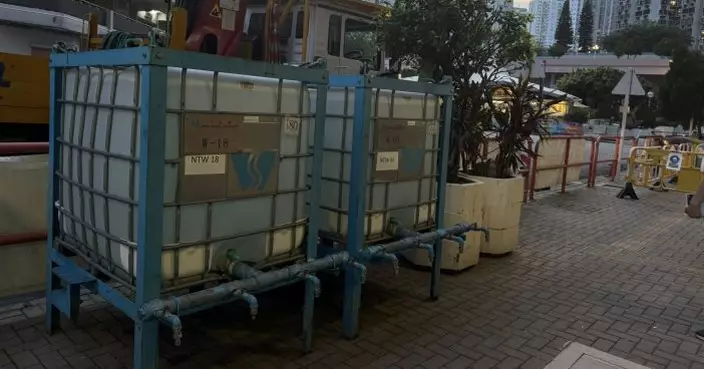 屯門三聖街因水管維修晚上11時後停水　現場設臨時水箱及水車供水