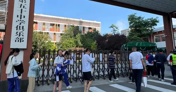 全國高考開考　不少家人陪同考生到場打氣