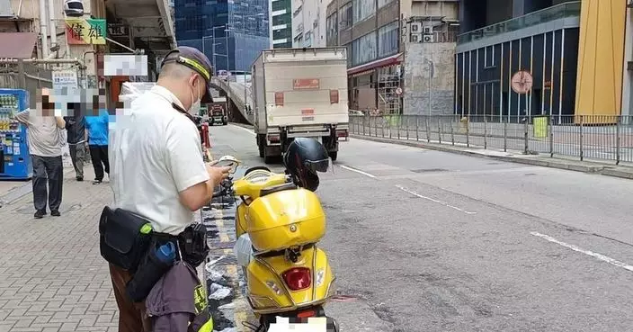 警方荃灣打擊非法使用電動可移動工具等 共發866張牛肉乾拘兩名男子