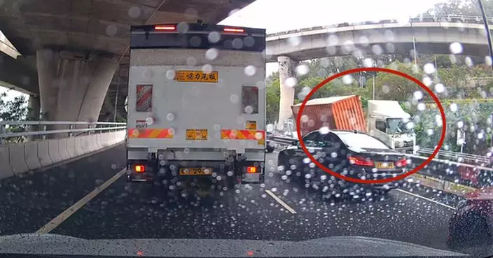 青衣南灣隧道發生致命交通意外 電單車遭拖頭猛撞司機當場身亡