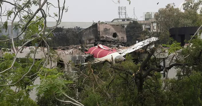 機場監控曝墜機全過程！印度航空飛機起飛怪異、未順利爬升就墜毀