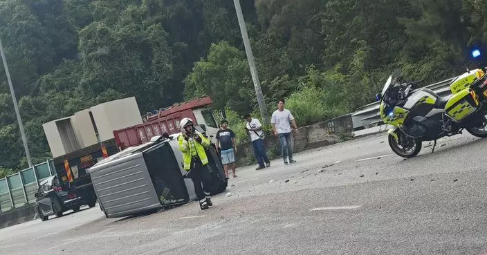 吐露港公路有輕型貨車失事翻側 司機受傷