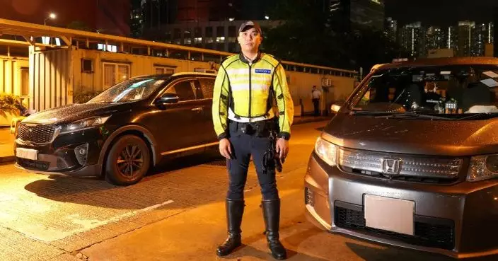 警「放蛇」打擊非法載客取酬 截獲2白牌車拘2男司機