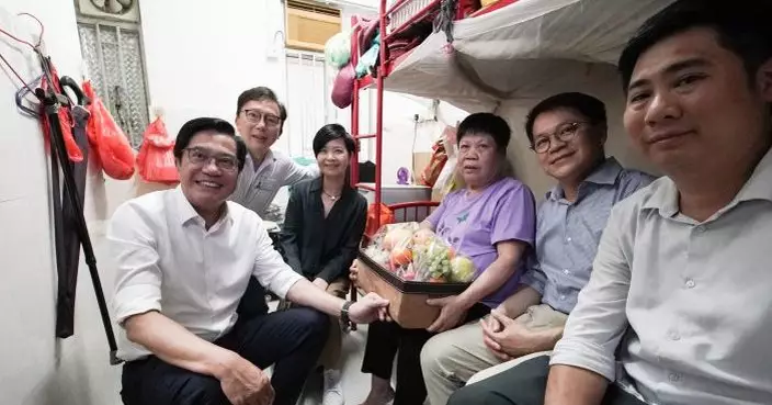 黃偉綸與何永賢探訪唐樓戶  指告別劣質劏房不再遙不可及