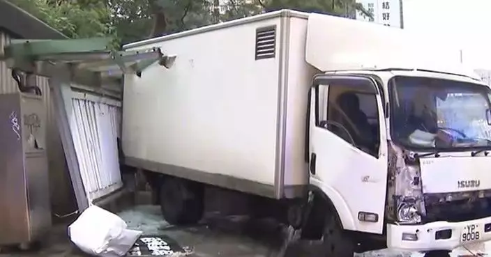 紅磡貨車剷行人路撼巴士站 女途人慘捲車底亡 涉事司機疑棄車逃去