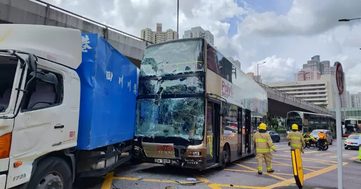 貨車葵涌道撞九巴9人受傷送院