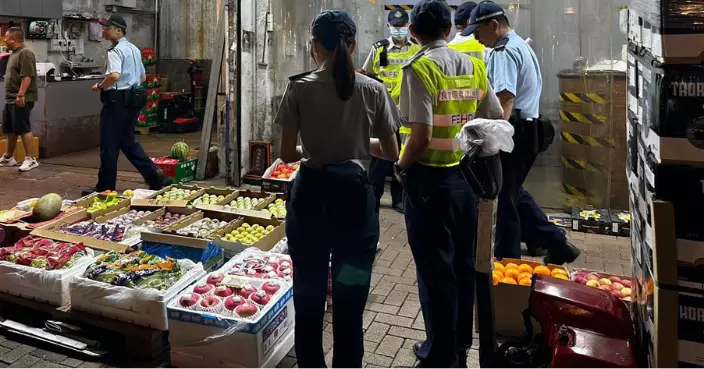 警方聯同食環署果欄一帶執法打擊阻街及交通違例 發出定額罰款通知書