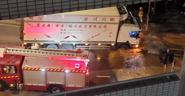 和宜合道周六晚水管爆裂釀路陷　貨車前輪墮坑司機一度被困終獲救