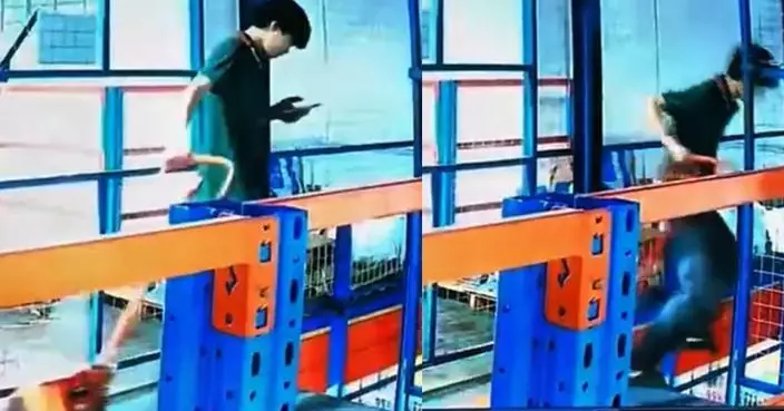 推車等𨋢「低頭睇手機」 廣東工人踏空連人帶車墜落電梯井驚悚畫面曝光