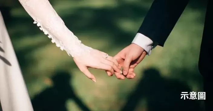 英女婚禮前夕遇意外癱瘓 獲未婚夫不離不棄照料於醫院禮堂完婚