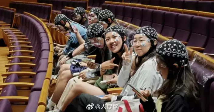 清華劇場現「頭套軍團」！觀眾頭戴怪異裝置睇表演 背後竟藏尖端科技