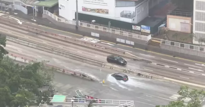 風暴韋帕｜大雨下彩虹對開龍翔道水浸 汽車涉水而行交通大受阻塞