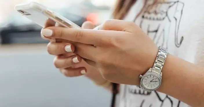 法研究警告：沉迷手機令後生仔「腦力下跌」 恐讓GDP蒸發3%