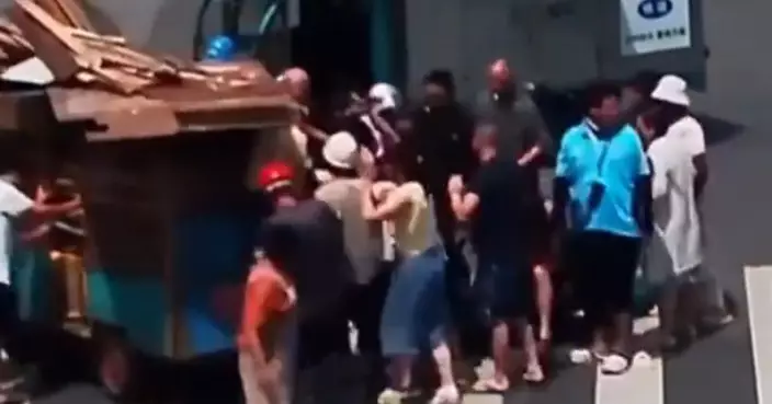 江蘇三輪車側翻3人被壓車底 26名熱心路人暴雨中合力抬車1分鐘成功救援
