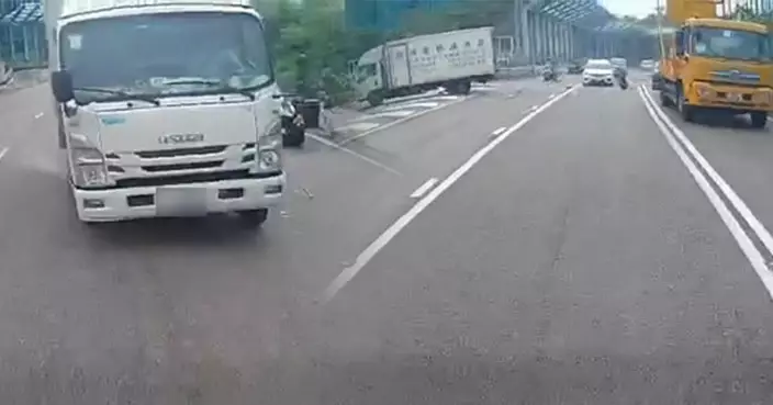 大埔吐露港公路驚險車禍 運魚貨車連撞兩車險波及電單車的士