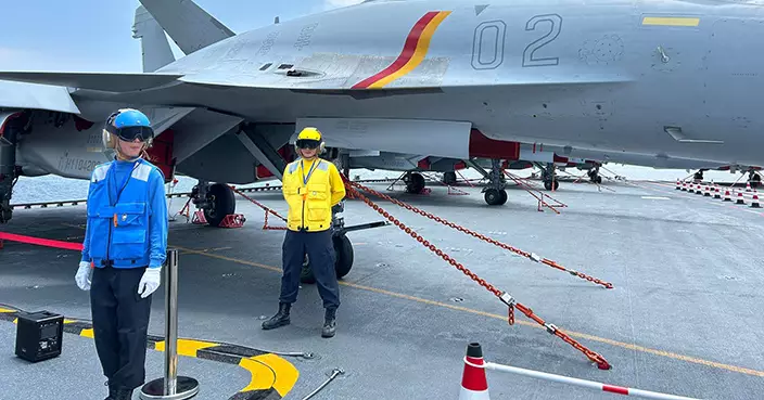 山東艦訪港｜「甲板彩虹人」於國防知識講座向學生講解執勤工作